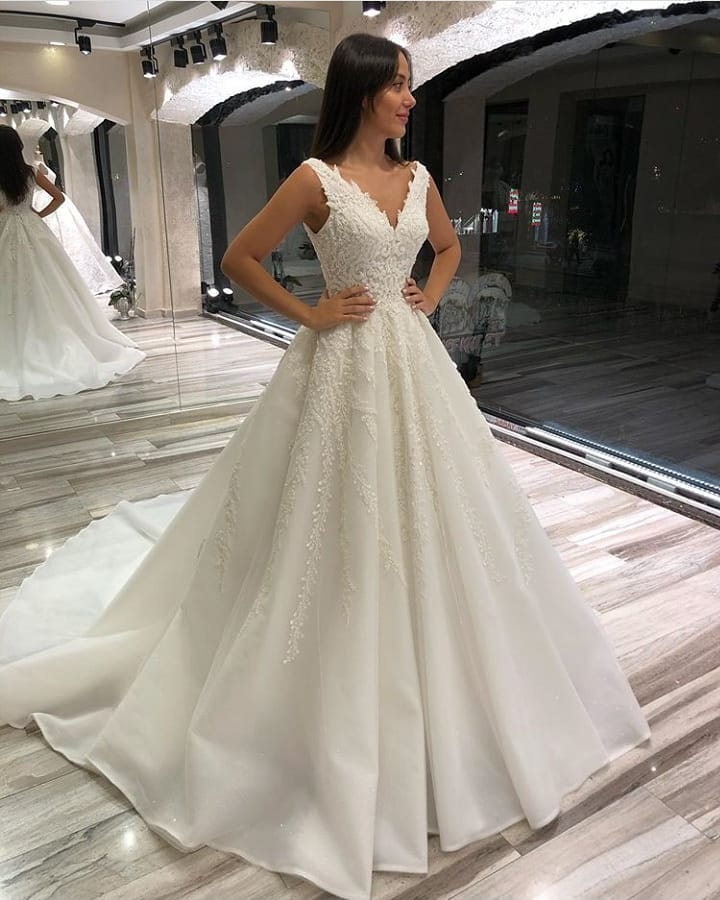 Daisda Glamorous A-line V-neck Sleeveless Long Wedding Dress With Lace