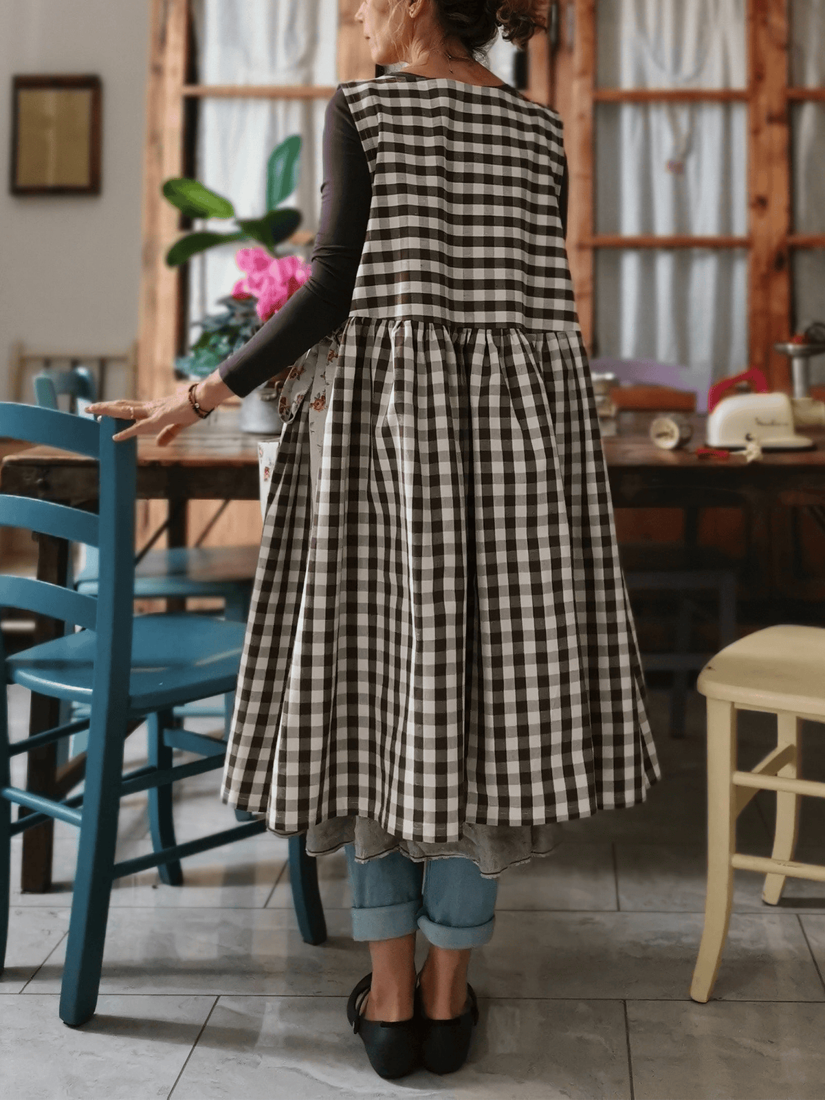 Floral-Pocket Brown Checkered Apron